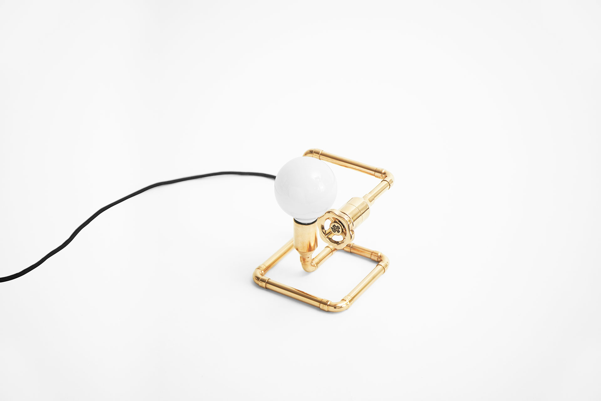 Minimalist desk lamp in gold brass metal finish manufactured by euopean design studio