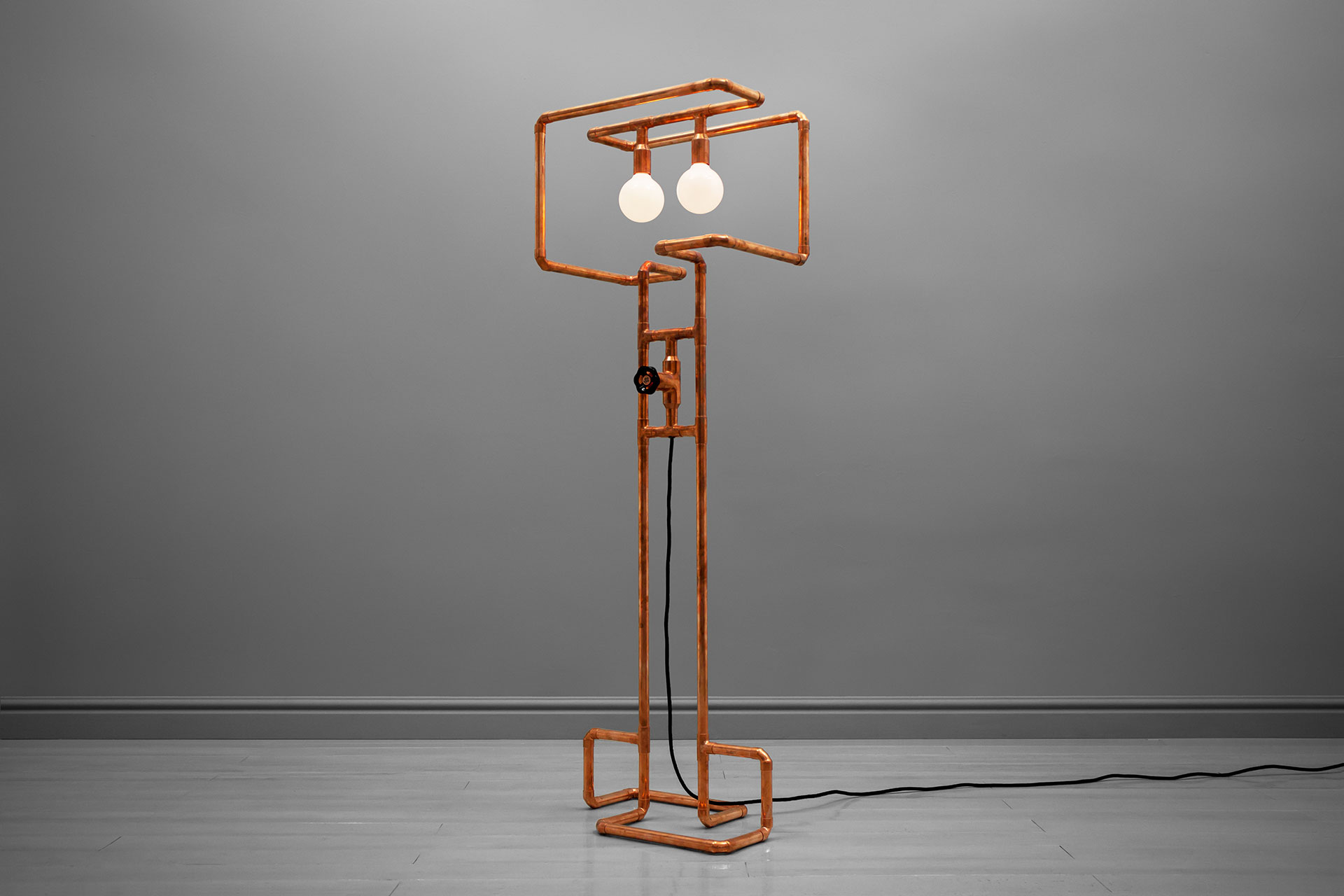 Unique dimmable floor lamp in trendy copper or modern brass inspired by industrial design