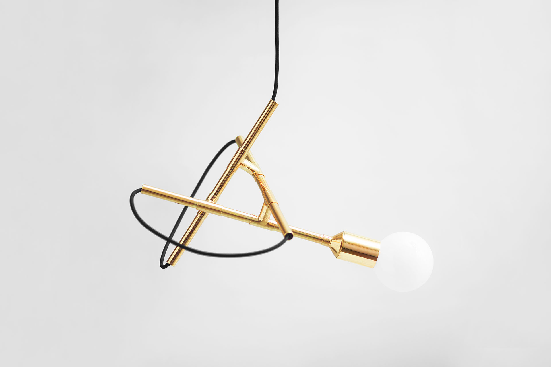 Unique pendant lamp in trendy brass inspired by mid-century modern design